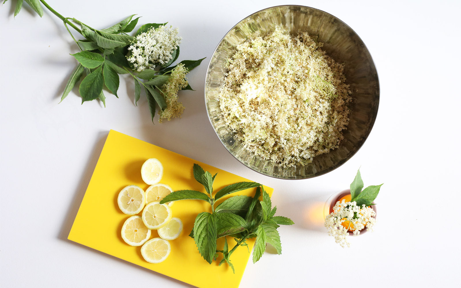 HERLIGE HYLDEBLOMSTER – I BUKETTER OG SOM HYLDEBLOMSTSAFT