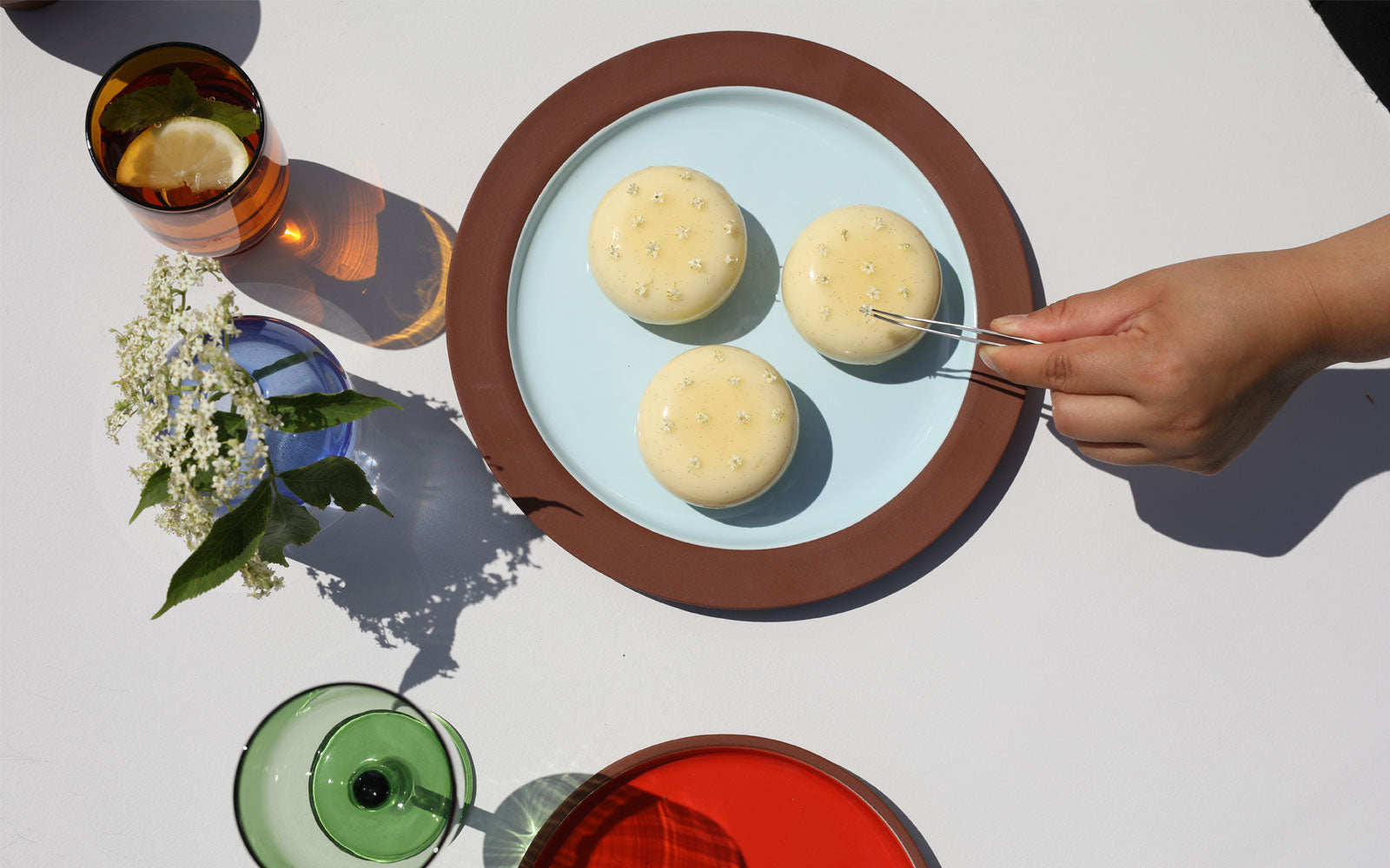 SOMMERBORD MED STUDIO ABOUT